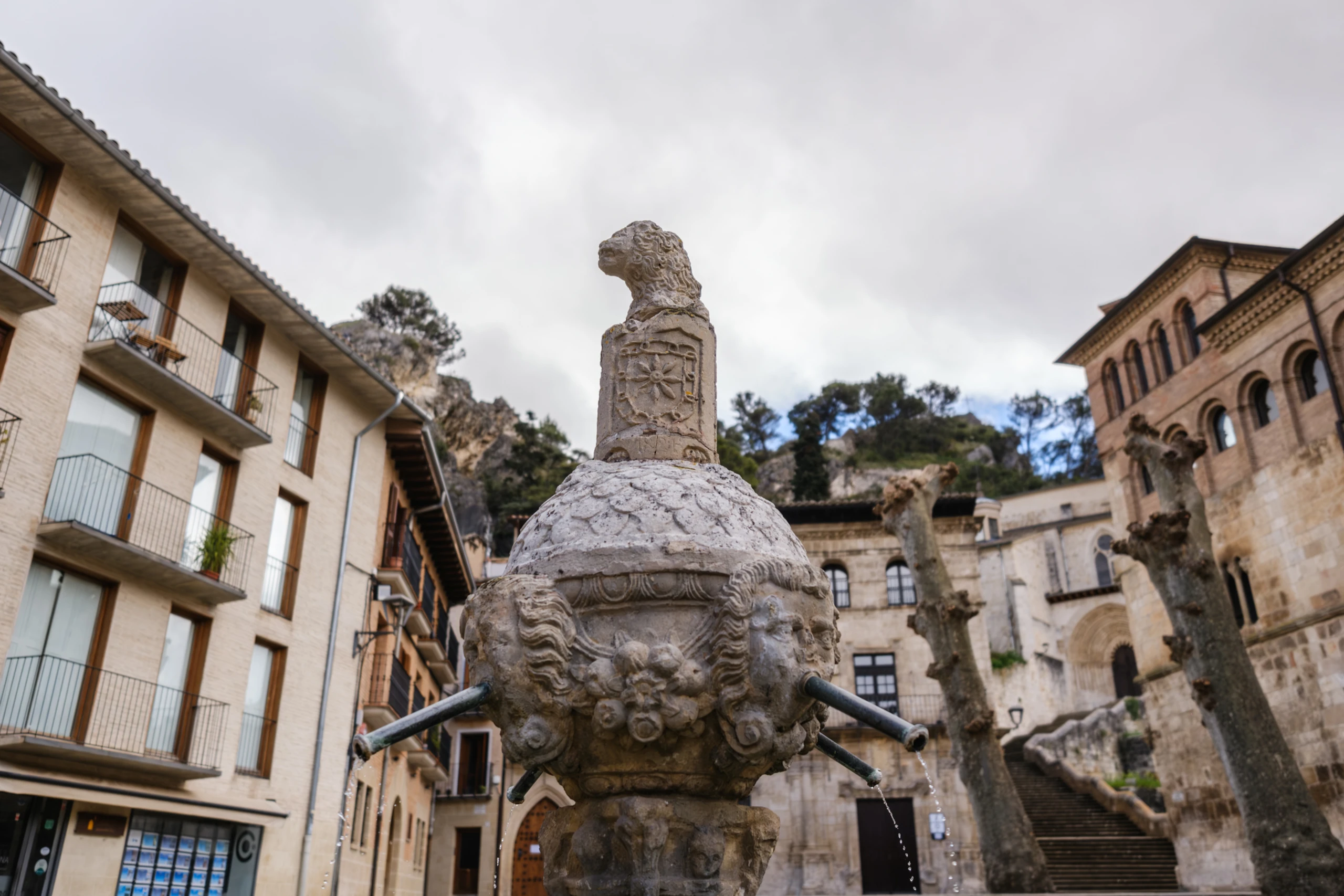 Los mascarones y el le&oacute;n her&aacute;ldico