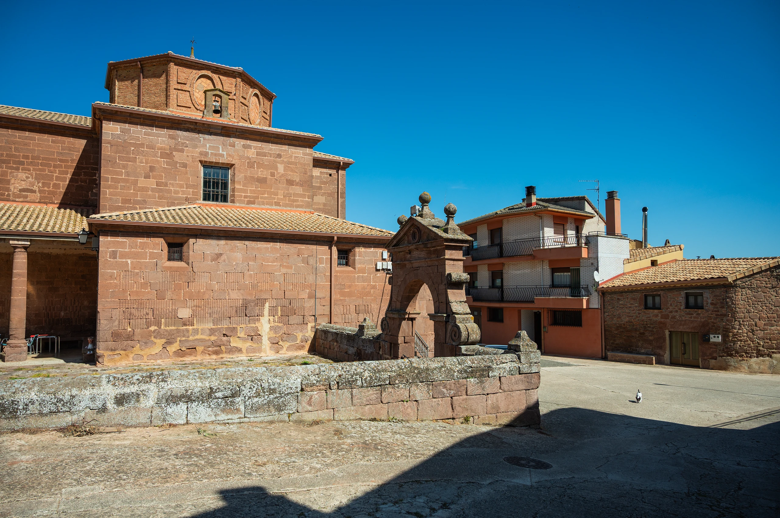 Un pueblo de piedra rojiza y esencia rural