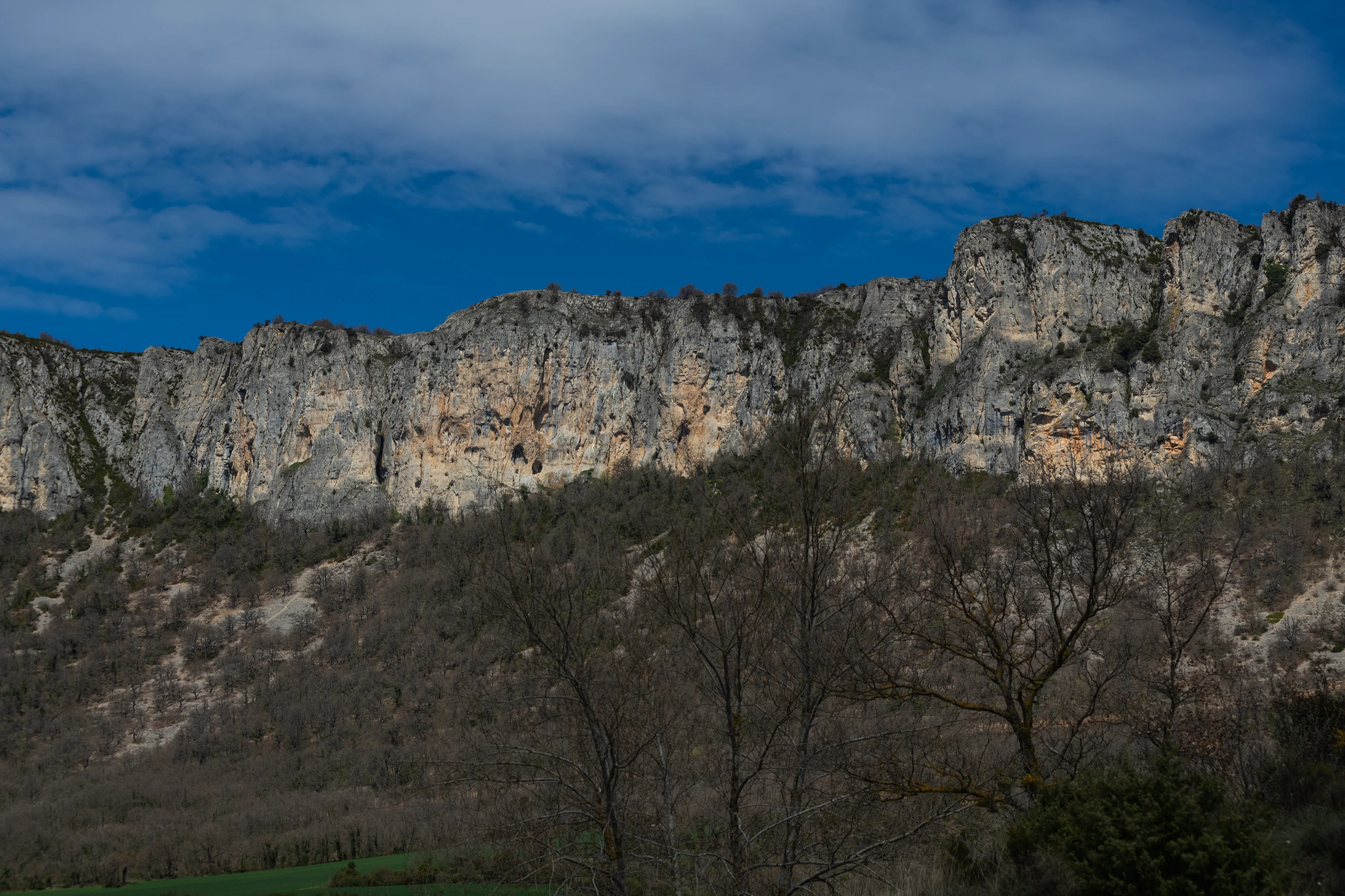 La puerta a caminos y paisajes de monta&ntilde;a